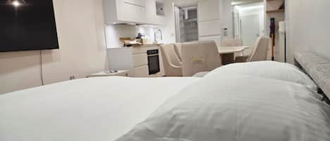 2 habitaciones, tabla de planchar con plancha, cuna de viaje y wifi