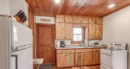 Blue River Charming cabin with its own beach, Blue Ridge.