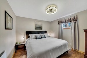 4 bedrooms, iron/ironing board, WiFi, bed sheets