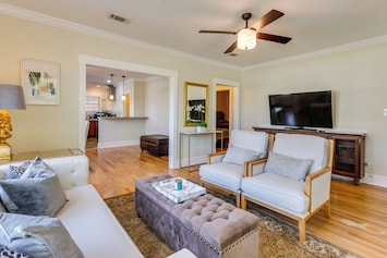 Pensacola Vacation Rental | 2BR | 2BA | Steps Required | 975 Sq Ft