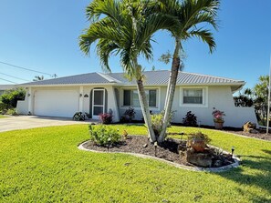 Exterior - Gulf Access Canal Home, Southern Exposure  w/ Pool, Kayaks & wifi in Cape Coral (Cape Coral)