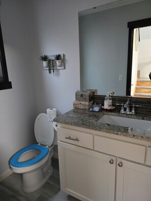 Hårføner, bidé, håndklær og såpe