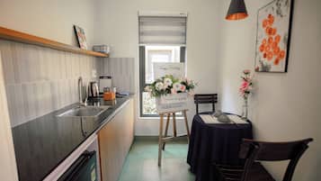 华丽开间套房, 花园景观 | 私人厨房 | 冰箱、炉灶、电热水壶、厨具/餐具