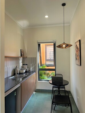 Suite estudio de lujo, vista a la alberca | Cocina privada | Refrigerador, parrilla de estufa y tetera eléctrica 
