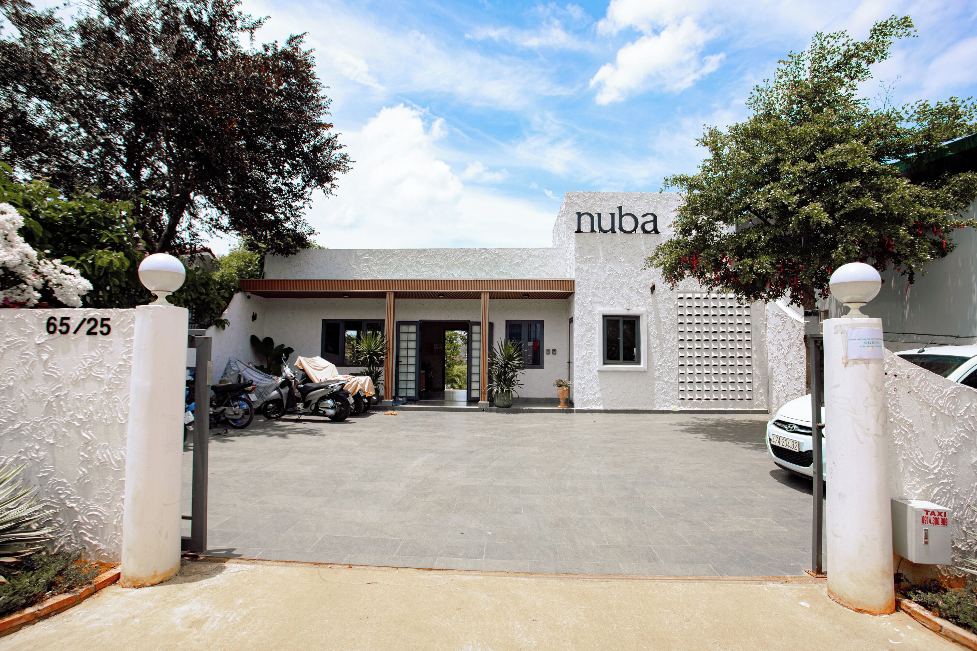 Un edificio con un cartello che riporta 'nubia' e un ingresso con cancello.