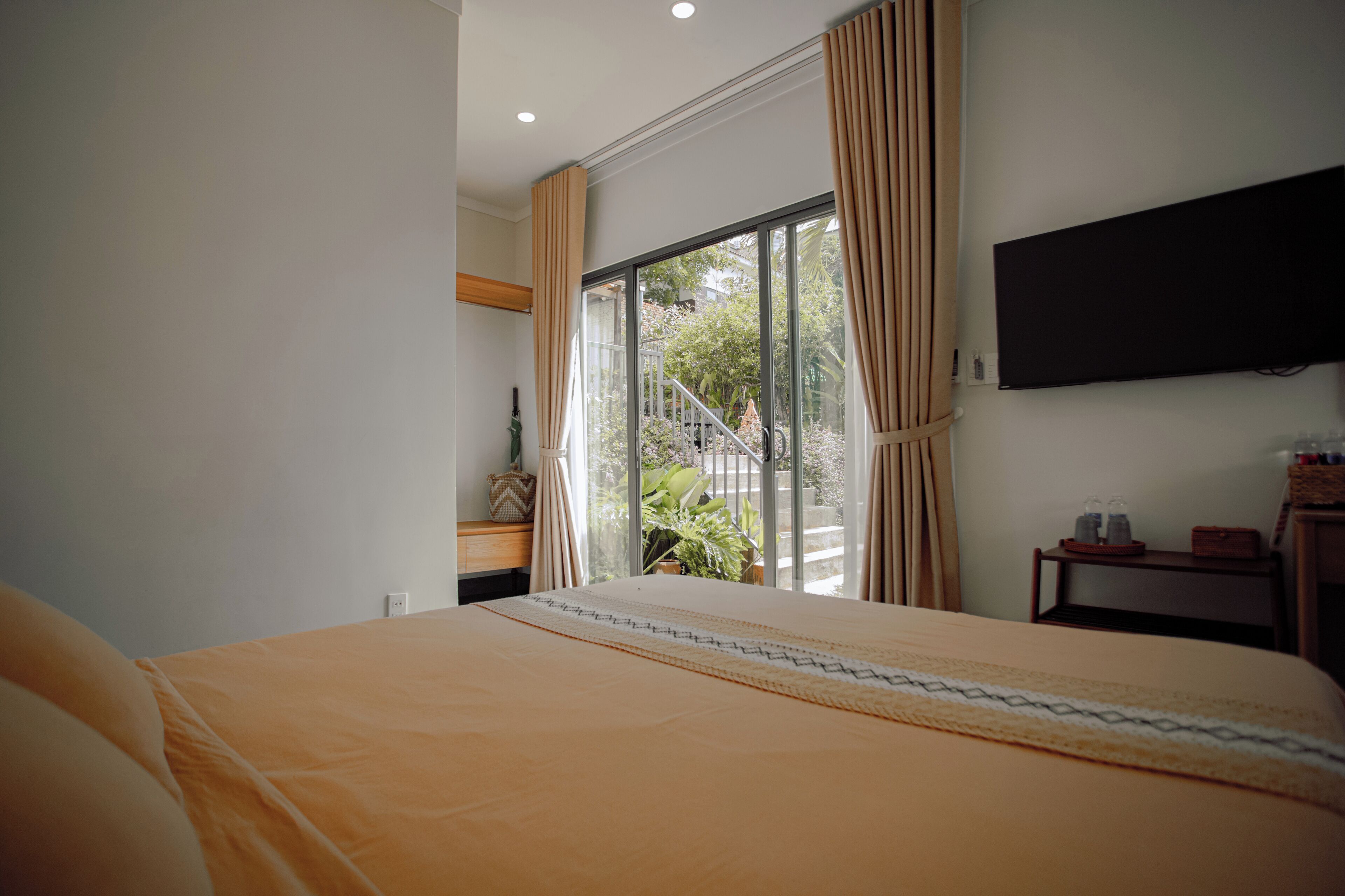 Habitación doble Deluxe, vista al jardín | Caja de seguridad en la habitación y escritorio 