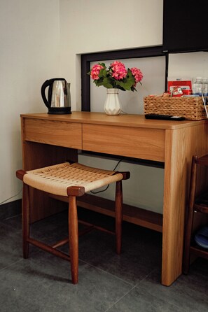 Deluxe-Dreibettzimmer, Gartenblick | Zimmersafe, Schreibtisch, laptopgeeigneter Arbeitsplatz