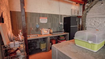 Fridge, stovetop, electric kettle, cookware/dishes/utensils