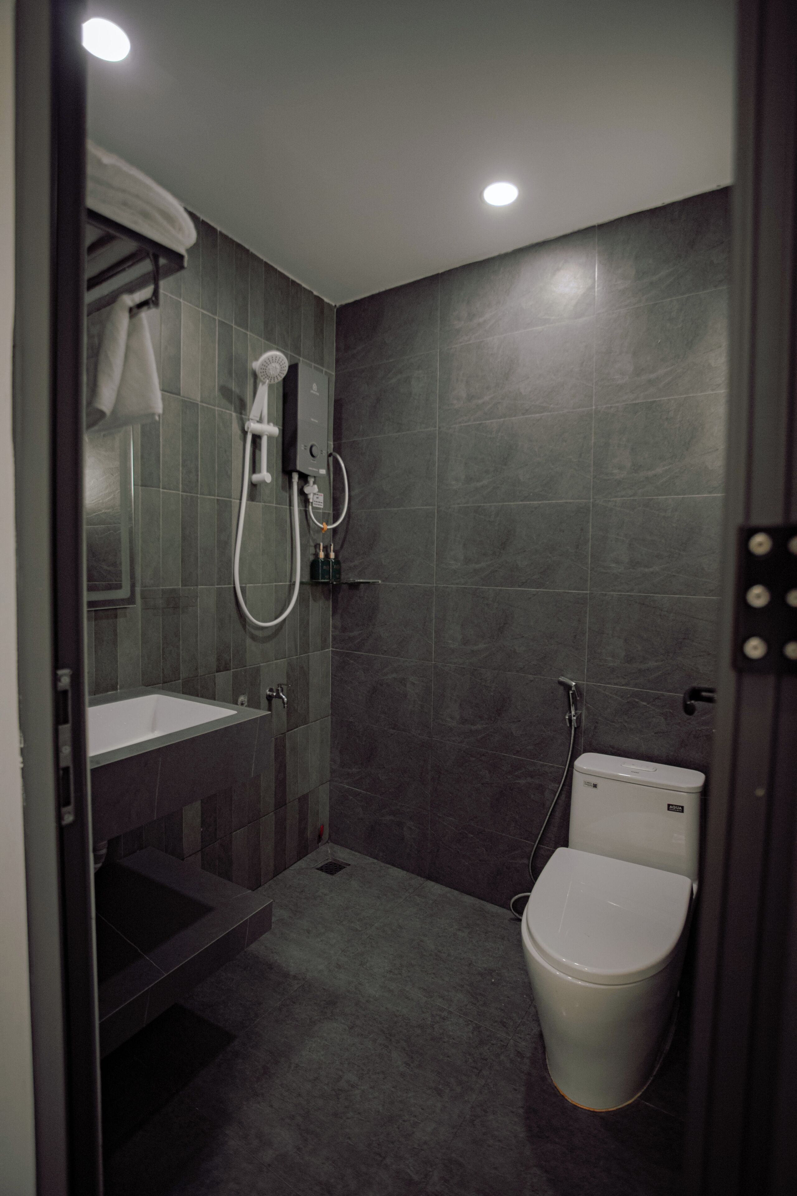 Ein modernes Badezimmer mit Dusche, Toilette und Waschbecken.