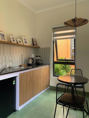 Luksus-studiosuite - udsigt til pool | Privat køkken | Køleskab, kogeplade, køkkentøj/tallerkener/redskaber