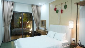 Deluxe Studio Suite, Garden View | In-room safe, desk, laptop workspace, blackout drapes