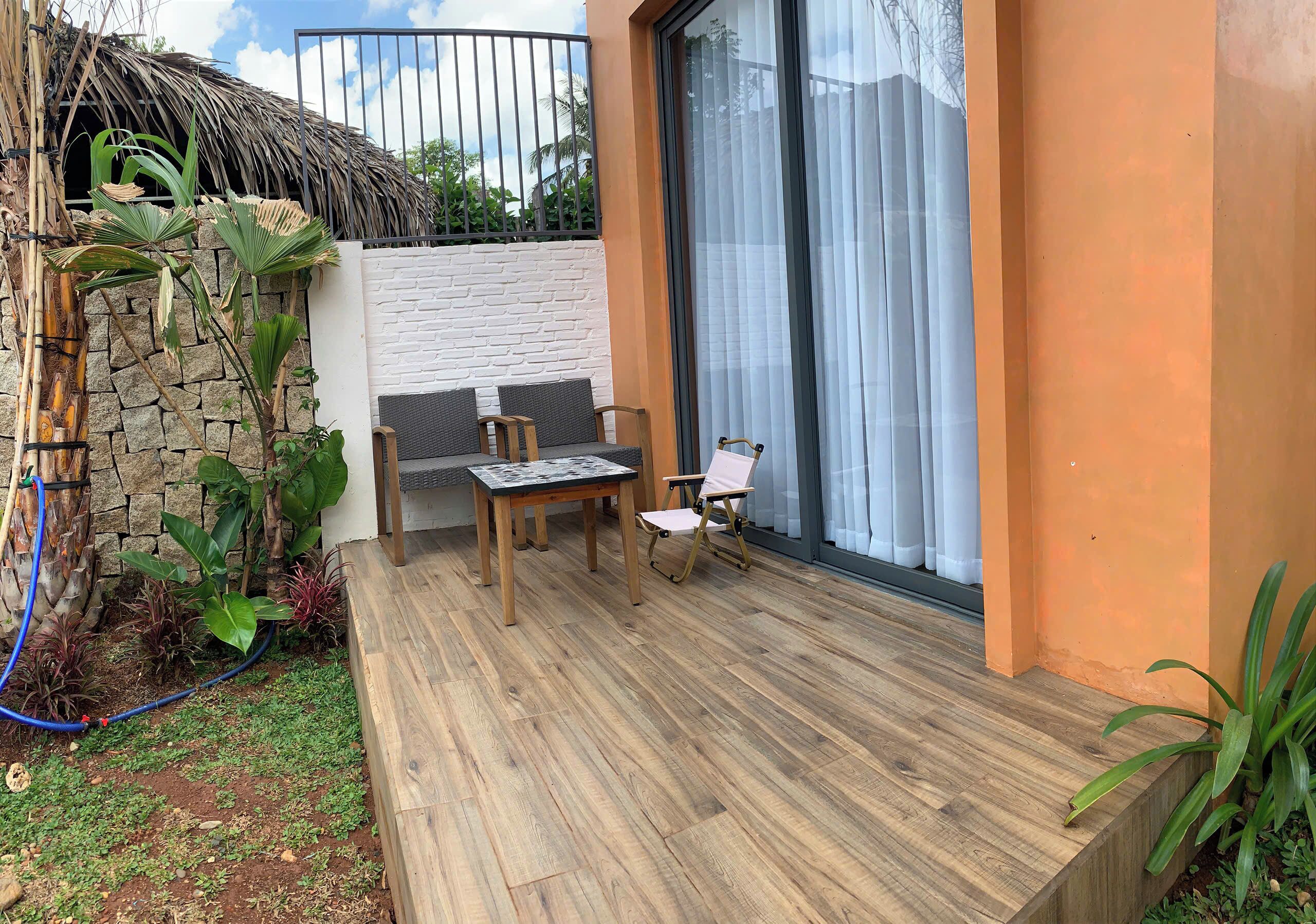 Luxe studio suite, uitzicht op zwembad | Terras