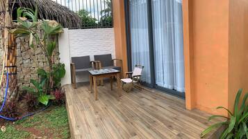 Luxe studio suite, uitzicht op zwembad | Terras