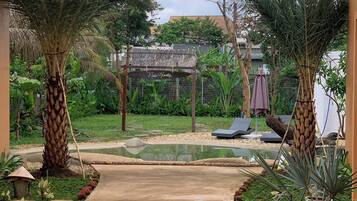 Außenpool, Sonnenschirme, Liegestühle