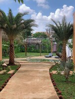 室外游泳池，池畔遮阳伞，日  光浴躺椅