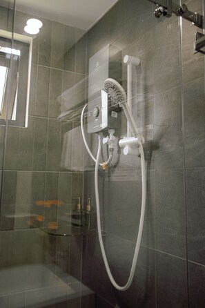 Deluxe-Studiosuite, Gartenblick | Badezimmer | Dusche, Haartrockner, Bademäntel, Hausschuhe