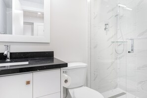 Douche, sèche-cheveux, serviettes fournies, savon