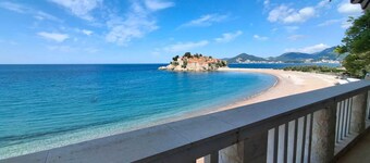 Beachfront Four bedroom Apartment