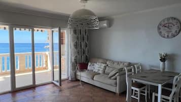 Leilighet – comfort, sjøutsikt | Oppholdsområde | En 45-tommers LED-TV med digitale kanaler