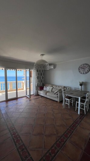 Departamento Confort, vista al mar | Área de sala de estar | Televisión LED de 45 pulgadas con canales digitales