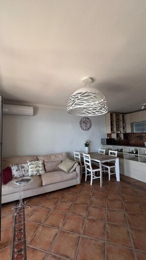 Appartement Confort, vue mer | Coin séjour | Télévision LED de 45 pouces avec chaînes numériques
