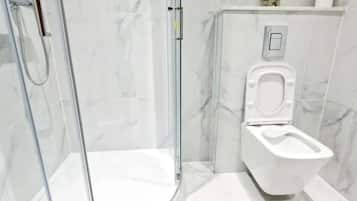 Apartment | Badezimmer | Dusche, Haartrockner, Handtücher