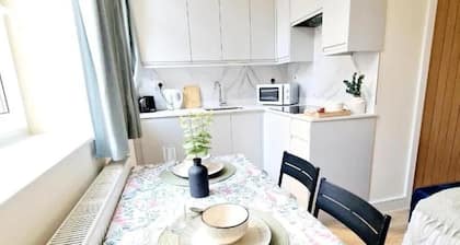 Crendon House Cosy Studio - Sleeps 2 & Kitchen