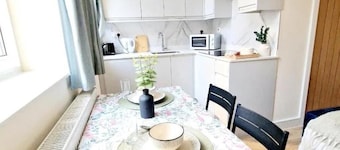 Crendon House Cosy Studio - Sleeps 2 & Kitchen