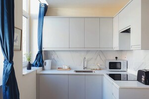 Lägenhet | Eget kök | Kylskåp, mikrovågsugn, spishäll och vattenkokare