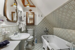 Suite, Meerdere bedden, uitzicht op bergen | Badkamer | Gratis toiletartikelen, een haardroger, handdoeken