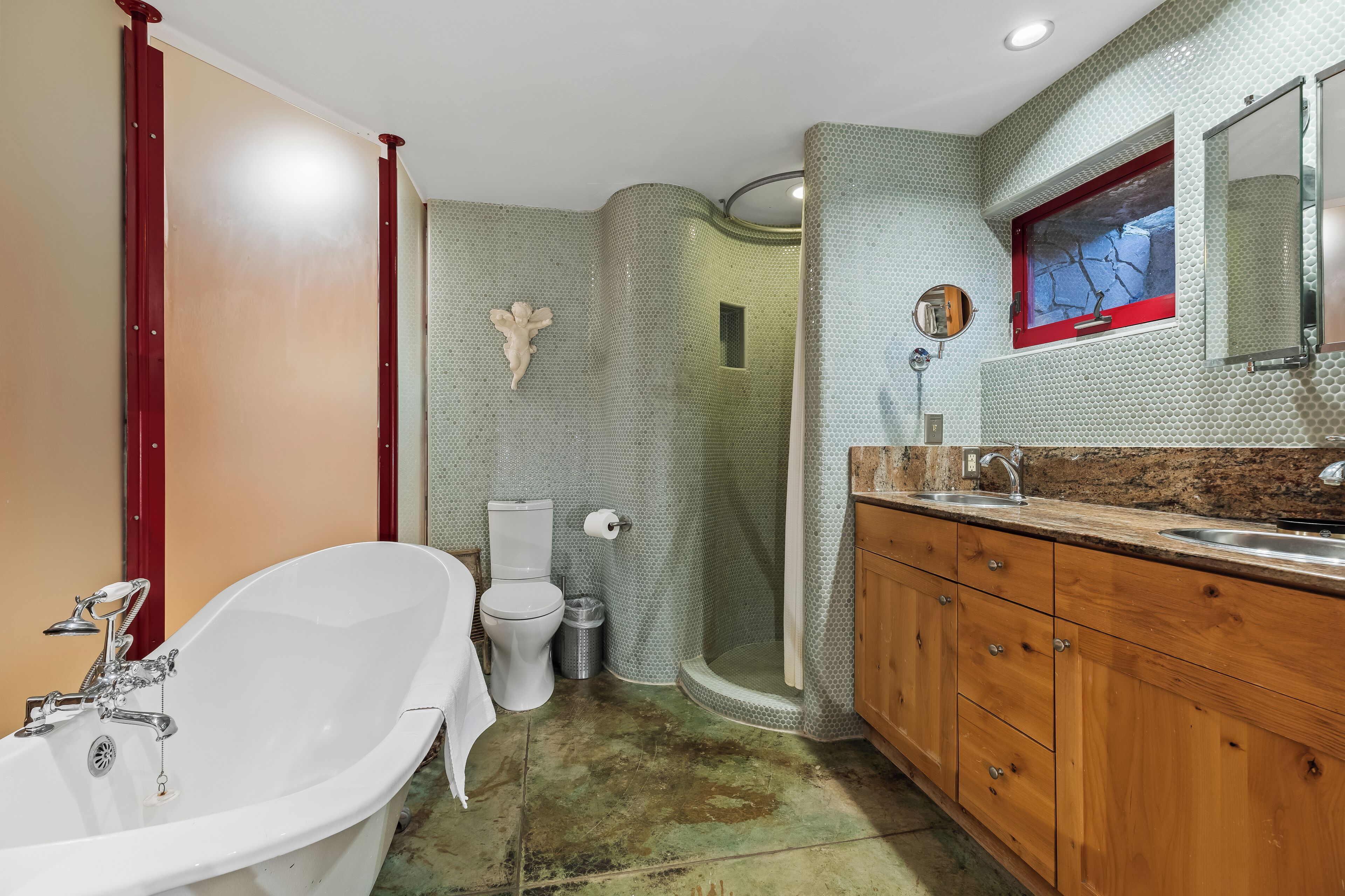 Un bagno con una vasca freestanding, un water e un box doccia.