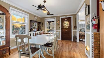 Deluxe Suite, Patio, Mountain View | In-room dining