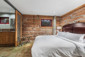 Deluxe Suite, Patio, Mountain View | Premium bedding, free WiFi, bed sheets