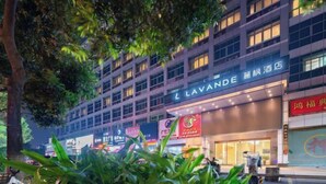 A multi-story hotel with a prominent sign reading "LAVANDE" and a smaller sign indicating a restaurant. - Lavande Hotel(Dongguan Dongcheng Metro Station Wanda Plaza) (Dongguan)
