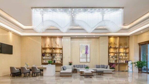 A spacious lobby with a modern chandelier, seating area, and bookshelves. - Lavande Hotel(Dongguan Dongcheng Metro Station Wanda Plaza) (Dongguan)