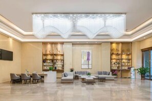 A spacious lobby with a modern chandelier, seating area, and bookshelves. - Lavande Hotel(Dongguan Dongcheng Metro Station Wanda Plaza) (Dongguan)