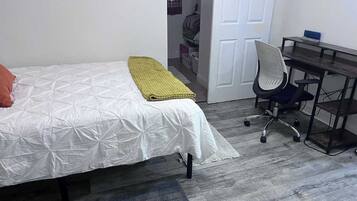 2 多间卧室、办公桌、熨斗/熨衣板、旅行婴儿床