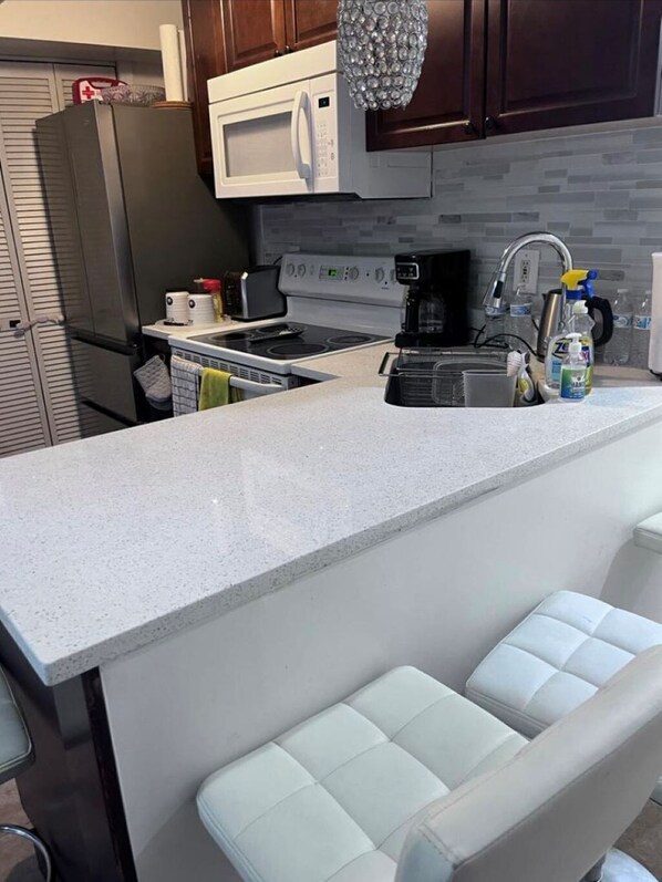 Fridge, microwave, oven, stovetop - 🌆 Your DC Home Away from Home – Near Union Market, Dining & Landmarks. (Washington)