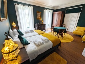 7 bedrooms, desk, WiFi, bed sheets