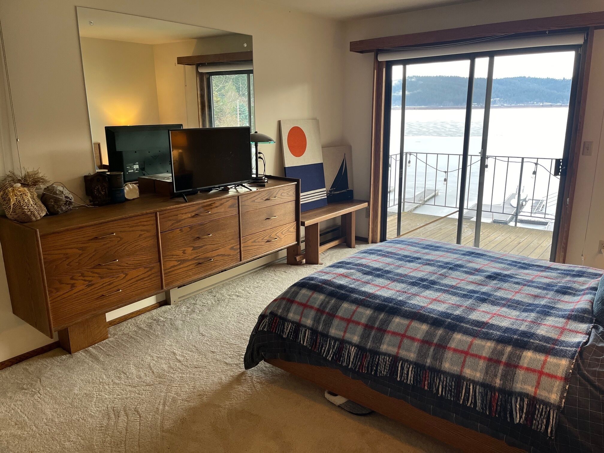 3 bedrooms, desk, WiFi, bed sheets