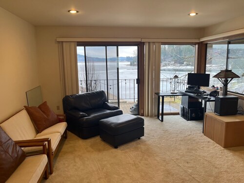 Charming 3-bedroom cabin with WiFi and AC On Newman Lake