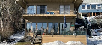 Charming 3-bedroom cabin with WiFi and AC On Newman Lake