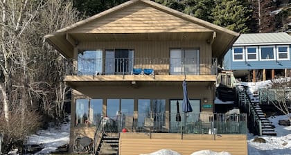 Charming 3-bedroom cabin with WiFi and AC On Newman Lake