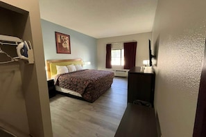 Desk, laptop workspace, bed sheets - Coratel Inn and Suites by Jasper Wesley Hospital (Wichita)