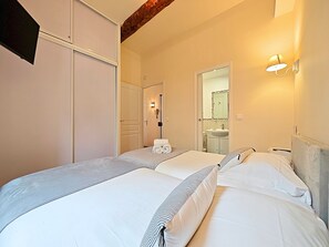 1 室のベッドルーム、アイロン / アイロン台、ベッドシーツ