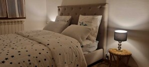 3 bedrooms, desk, iron/ironing board, travel crib - Town house with garage (Prades)