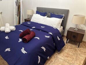 3 chambres, bureau, fer et planche Ă repasser, lit parapluie