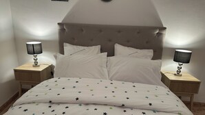3 bedrooms, desk, iron/ironing board, travel cot - Town house with garage (Prades)