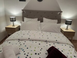 3 chambres, bureau, fer et planche à repasser, lit parapluie