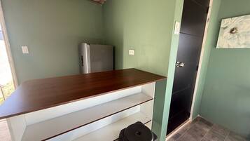 Economy-studio, parveke | Silitysrauta/-lauta, ilmainen Wi-Fi